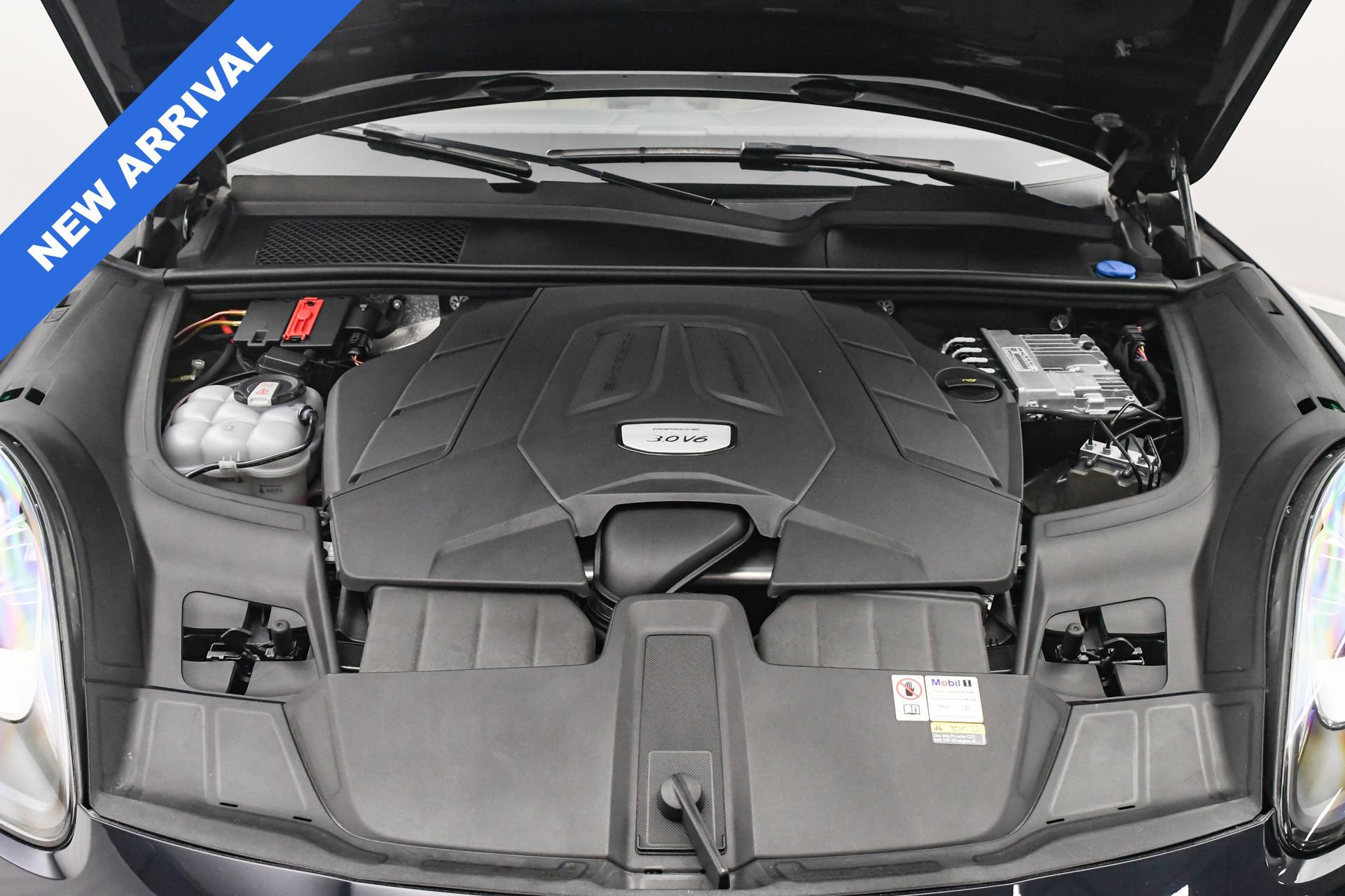 Used 2023 Porsche Cayenne Platinum Edition image 30