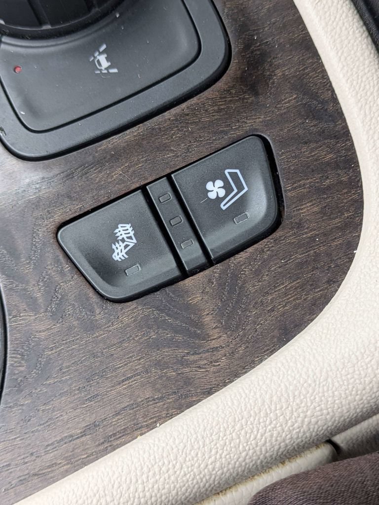 Used 2023 GMC Acadia Denali w/ Denali Ultimate Package FWD image 25