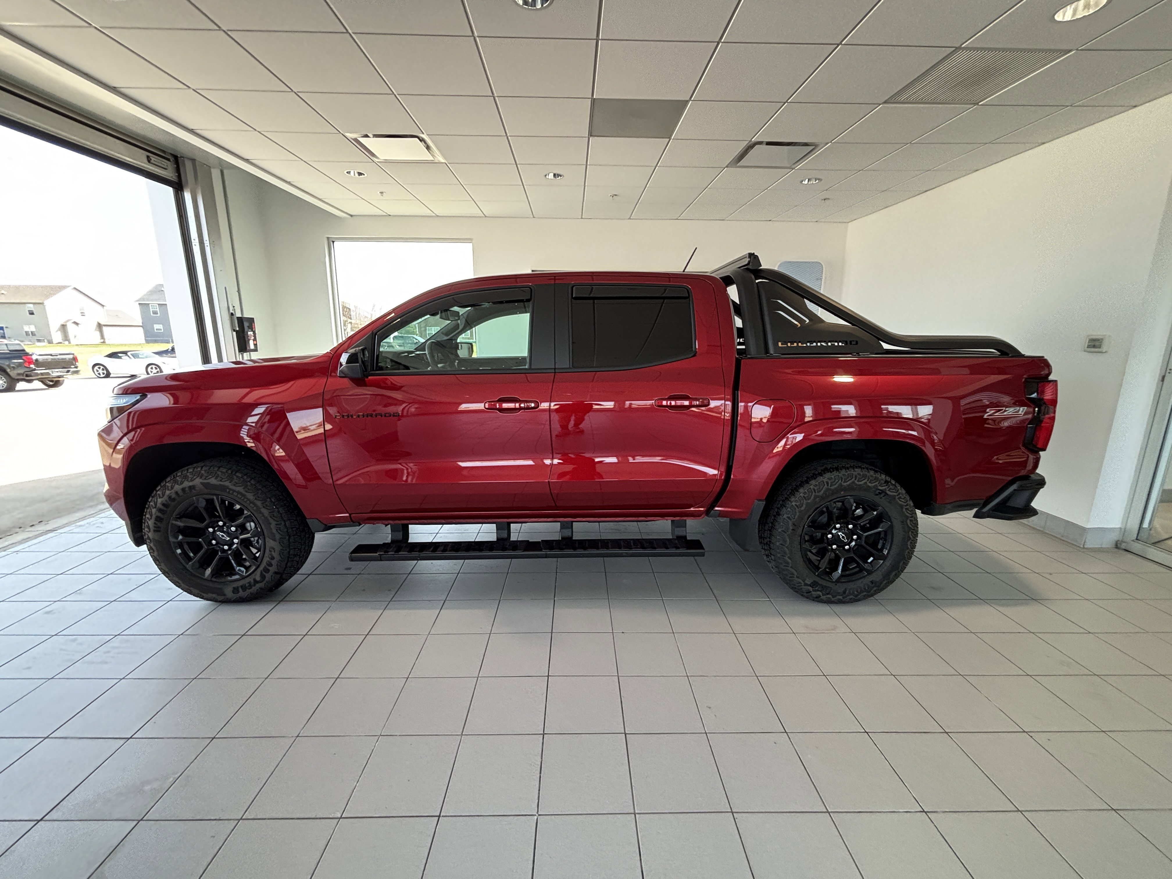 Used 2025 Chevrolet Colorado Z71 w/ Midnight Edition image 2