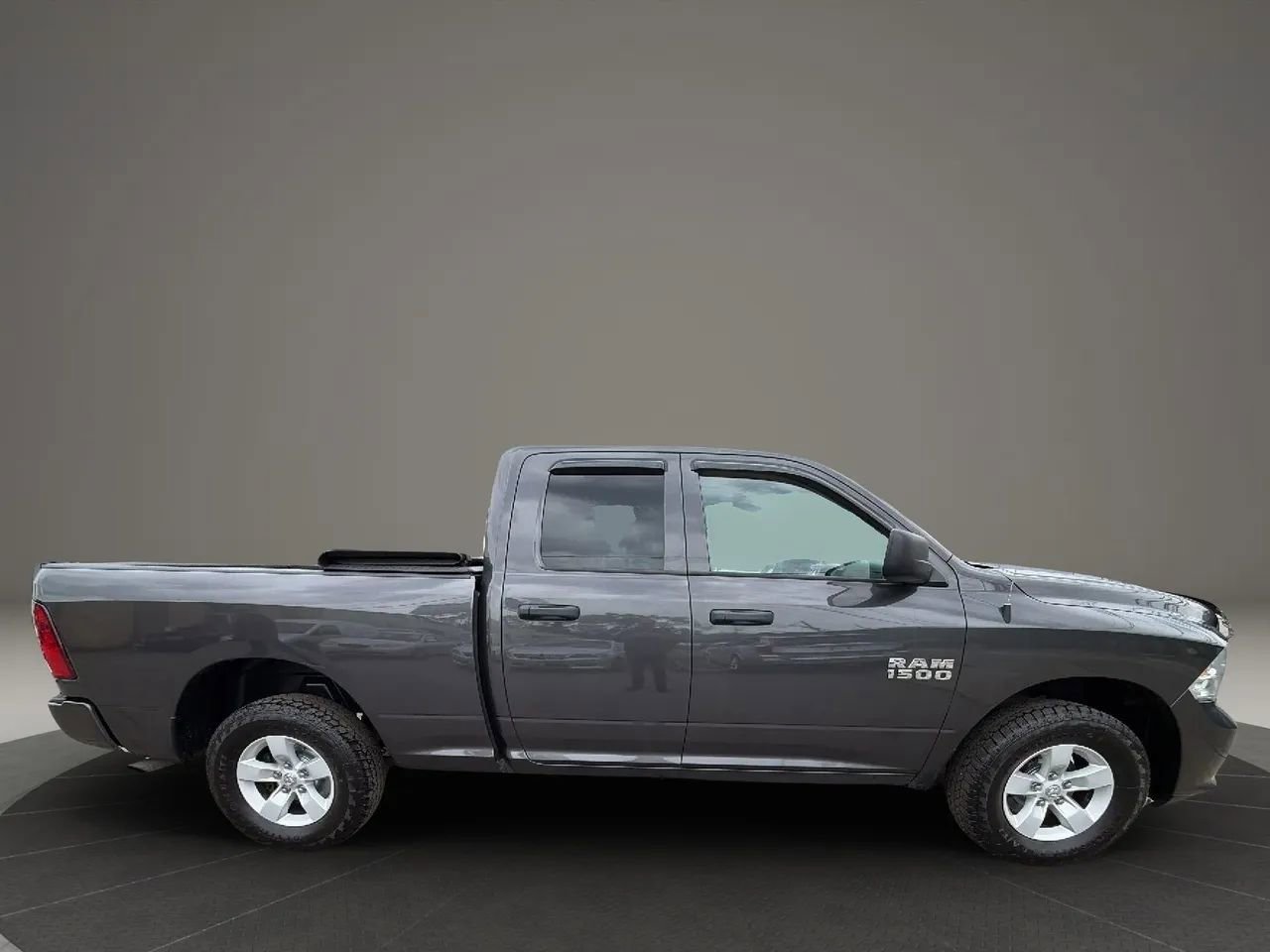 Used 2017 RAM 1500 Express AWD/4WD image 4