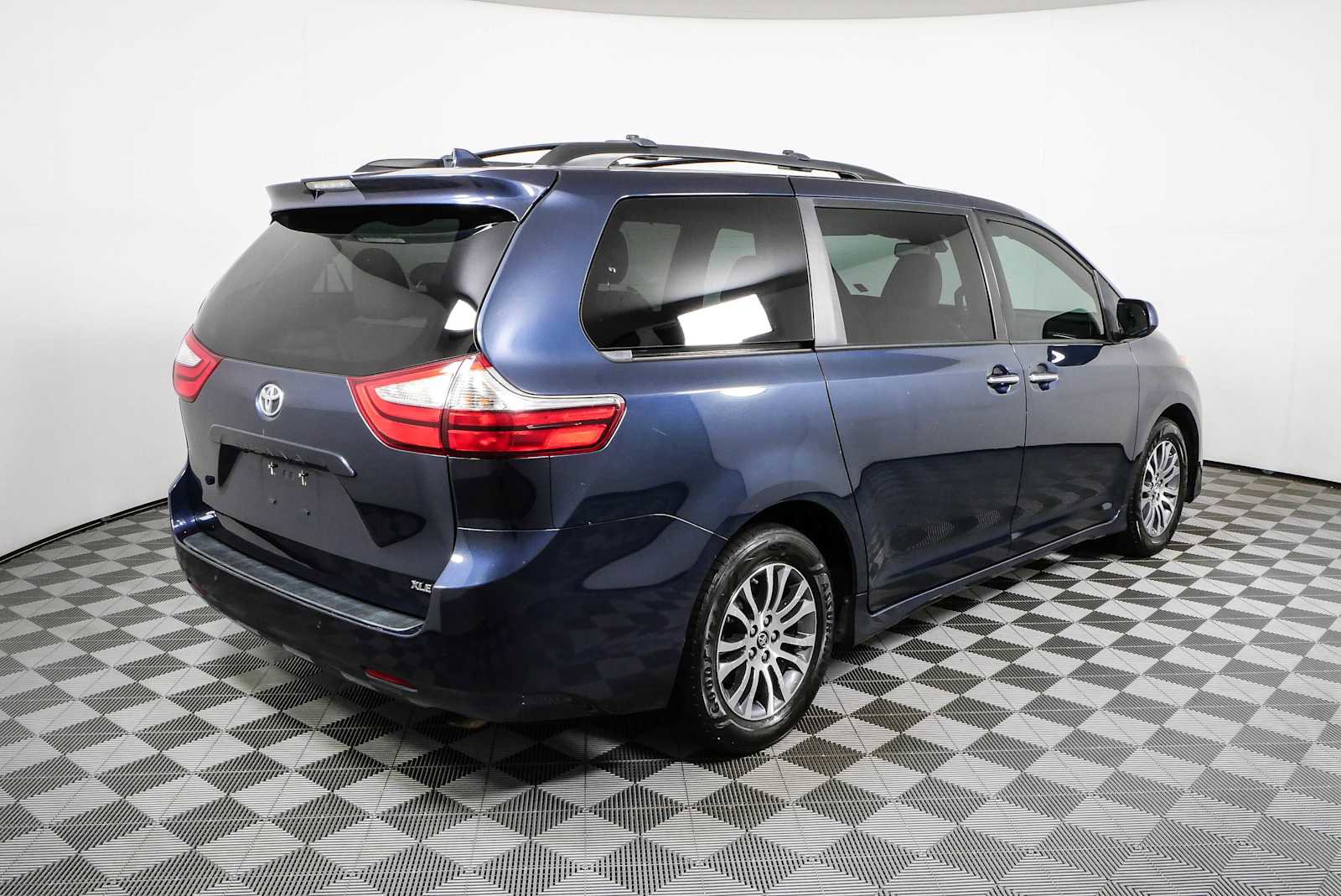 Used 2018 Toyota Sienna XLE w/ XLE Navigation Package FWD image 3