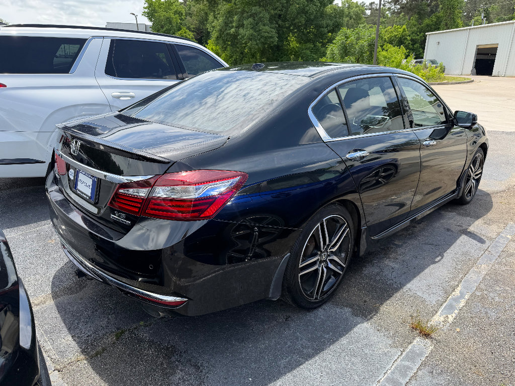 Used 2017 Honda Accord Touring image 3