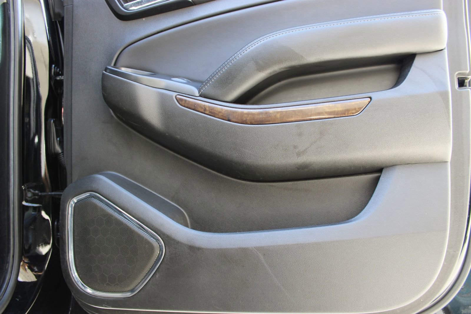 Used 2019 Chevrolet Suburban LT image 18