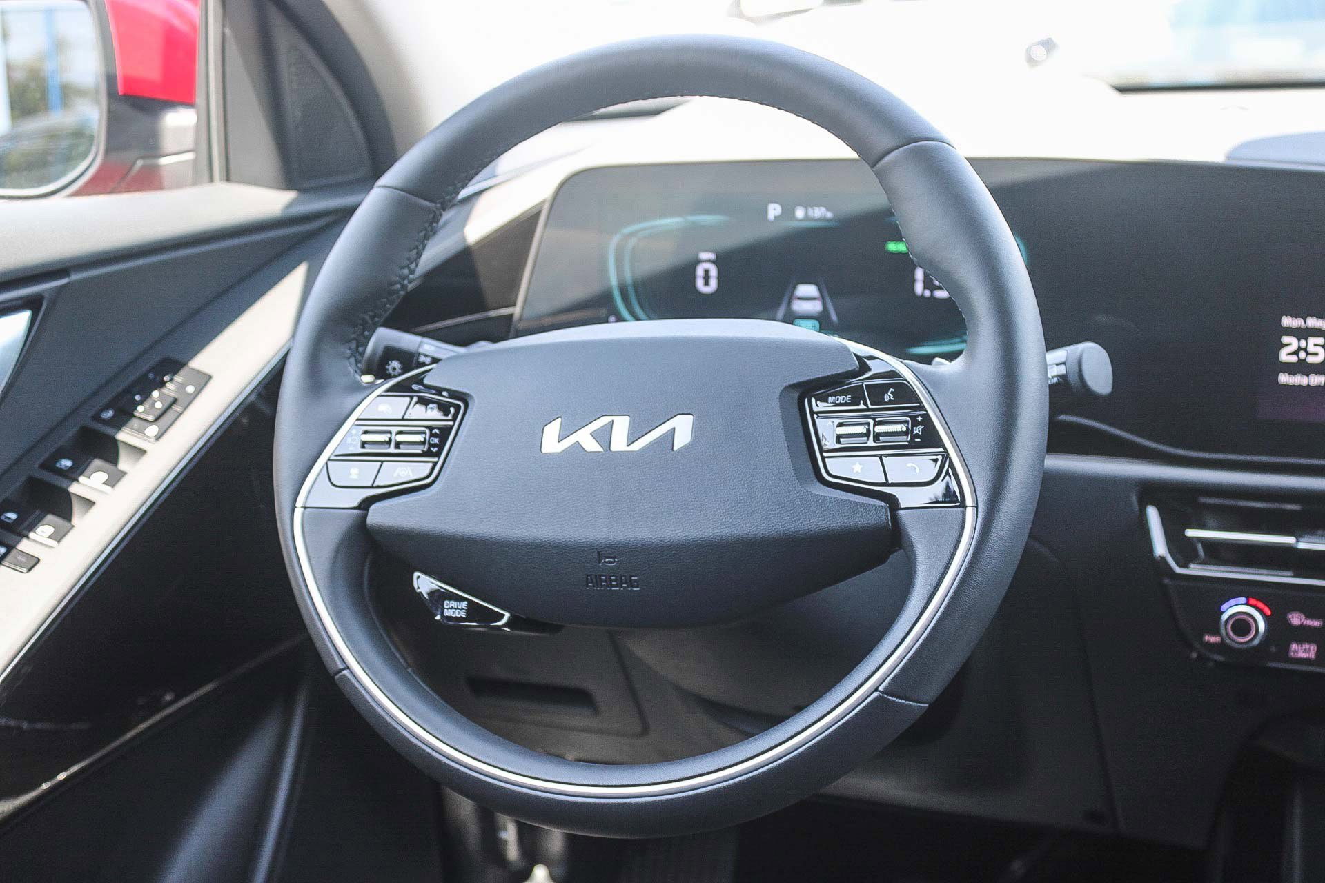 Used 2025 Kia Niro LX FWD image 16