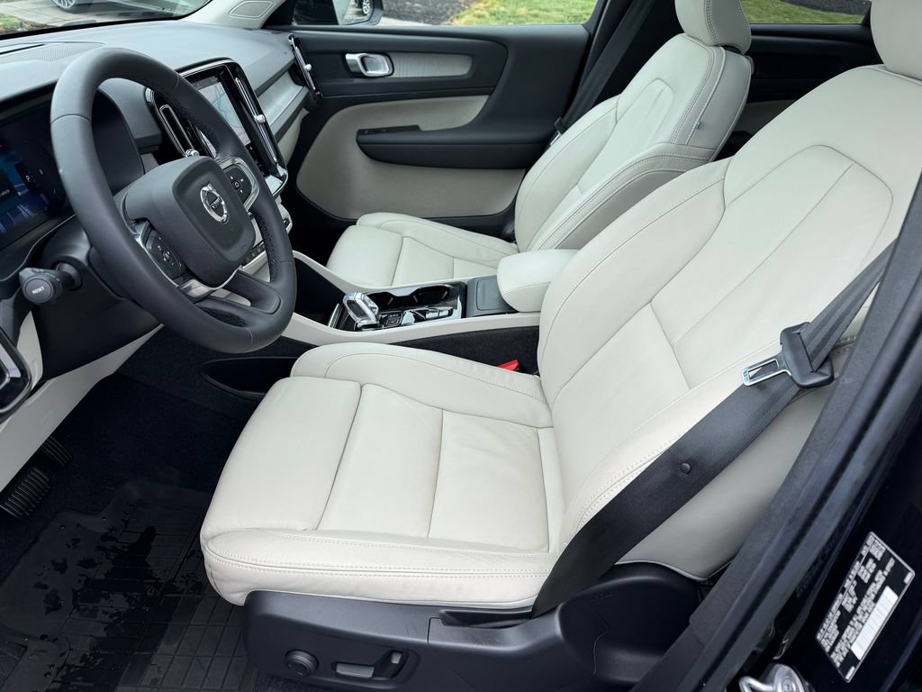 Certified 2023 Volvo XC40 B5 Plus w/ Protection Package Premier AWD/4WD image 3