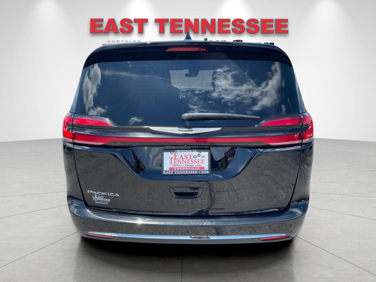 Used 2025 Chrysler Pacifica Select FWD image 4