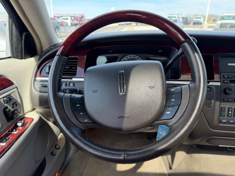 Used 2005 Lincoln Town Car Signature Limited image 11