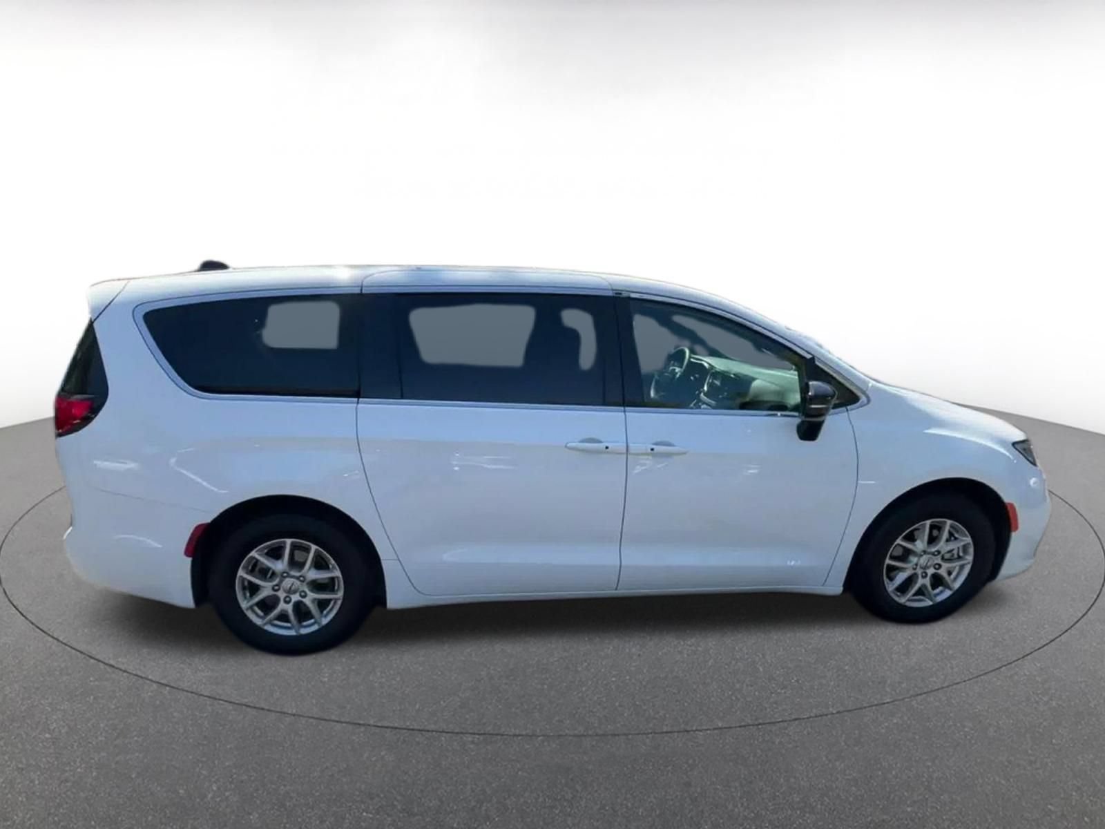Used 2025 Chrysler Pacifica Select FWD image 15