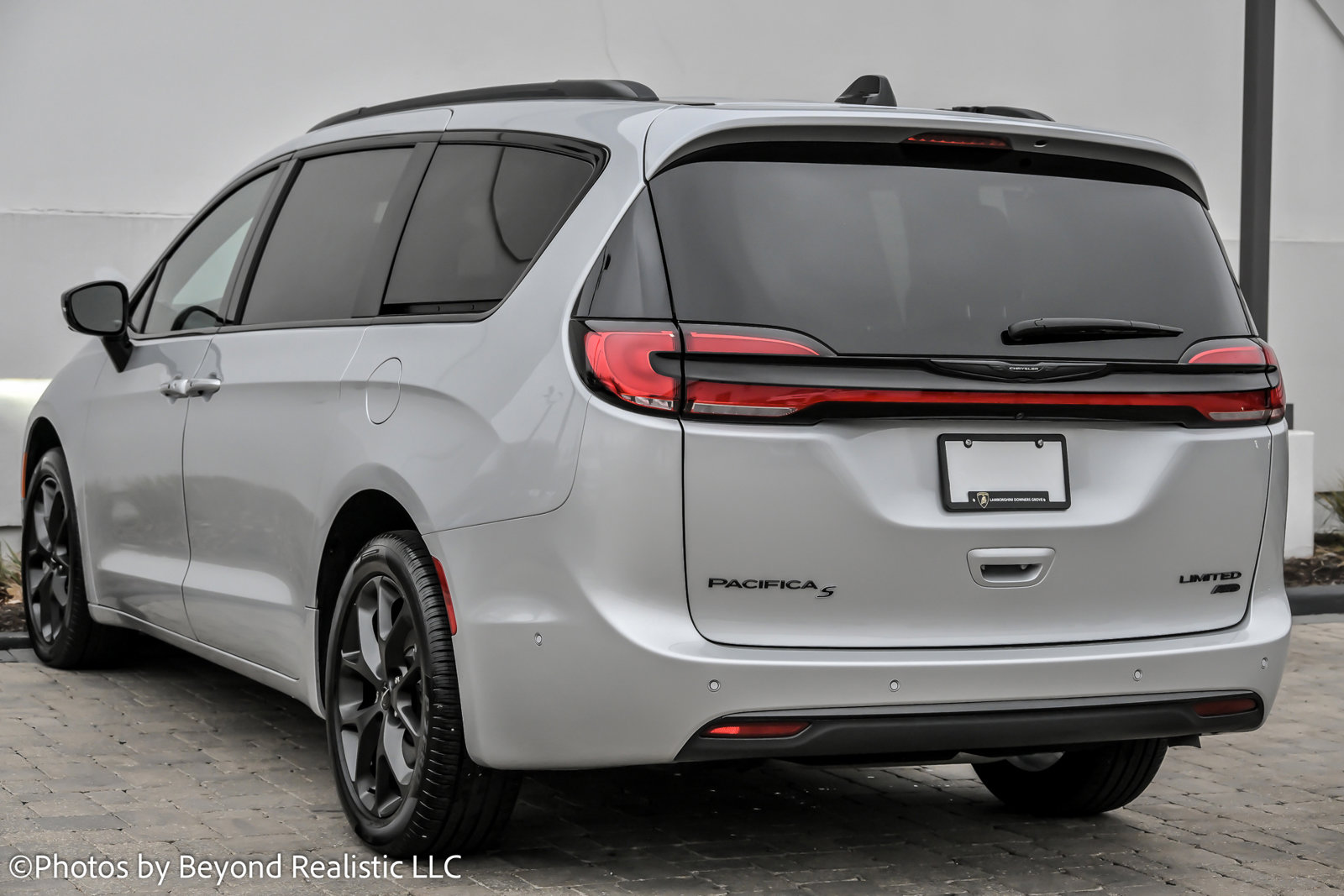 Used 2024 Chrysler Pacifica Limited w/ S Appearance Package image 6