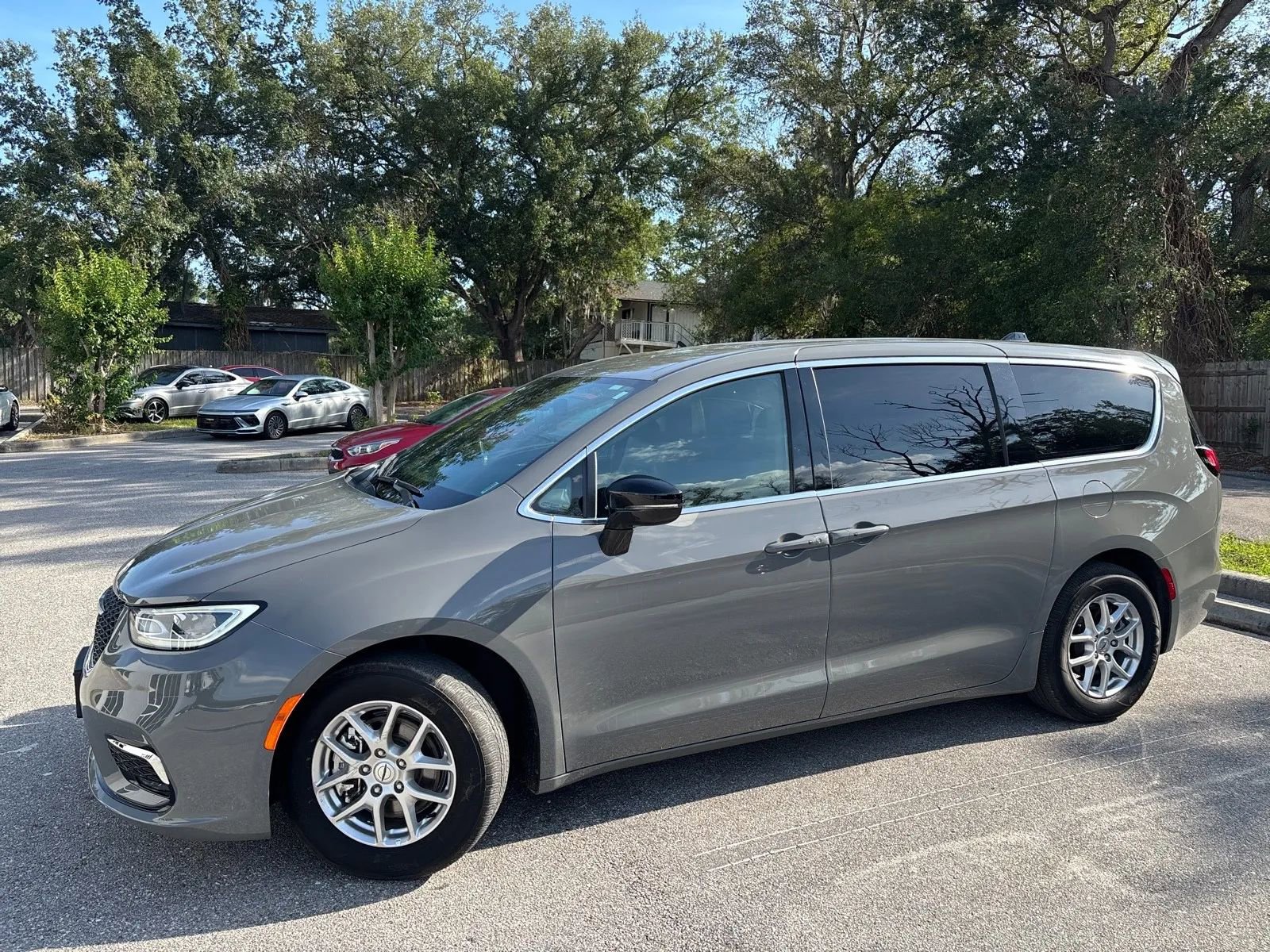 Used 2025 Chrysler Pacifica Select FWD image 3