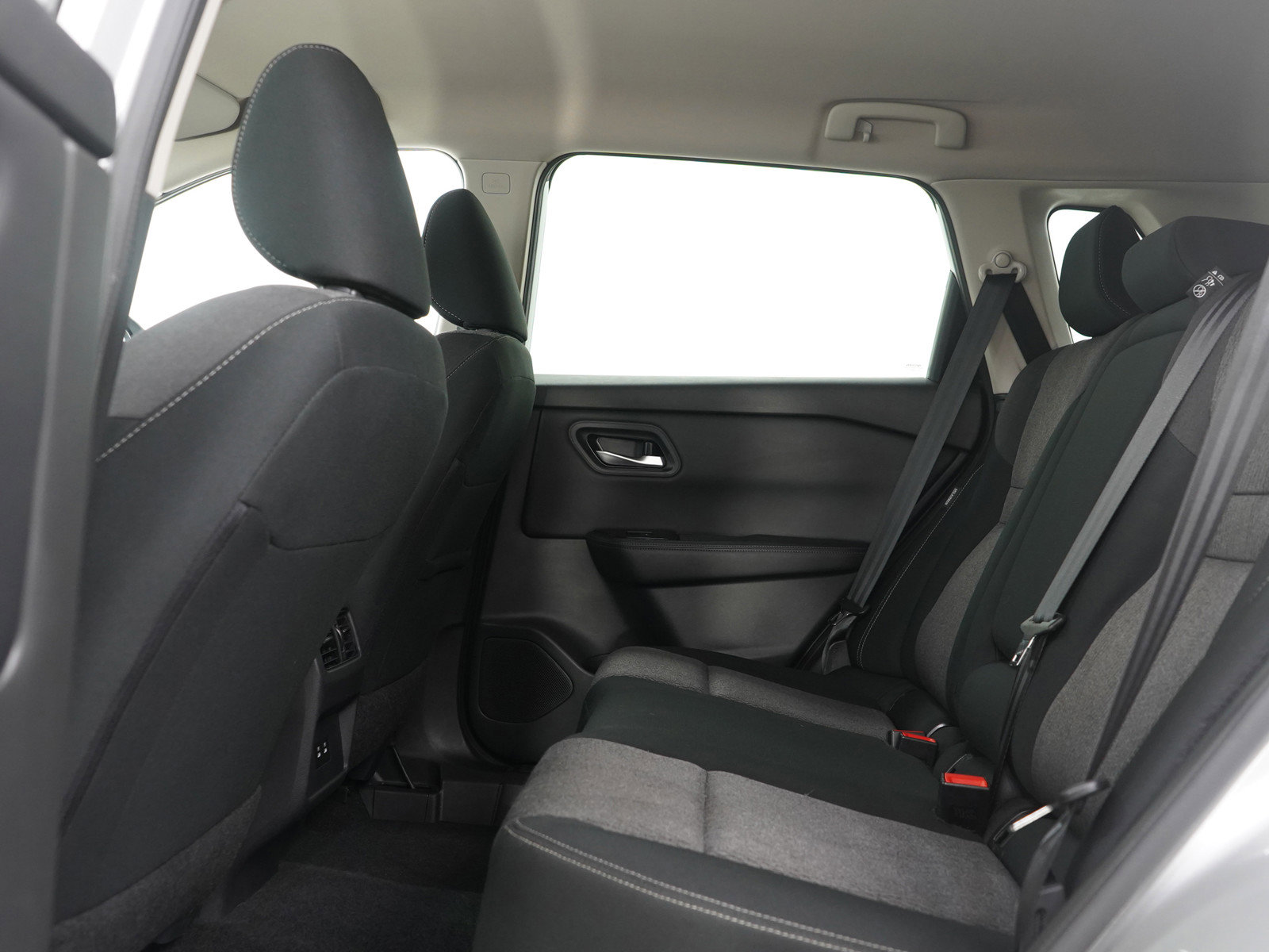 Used 2025 Nissan Rogue SV image 19