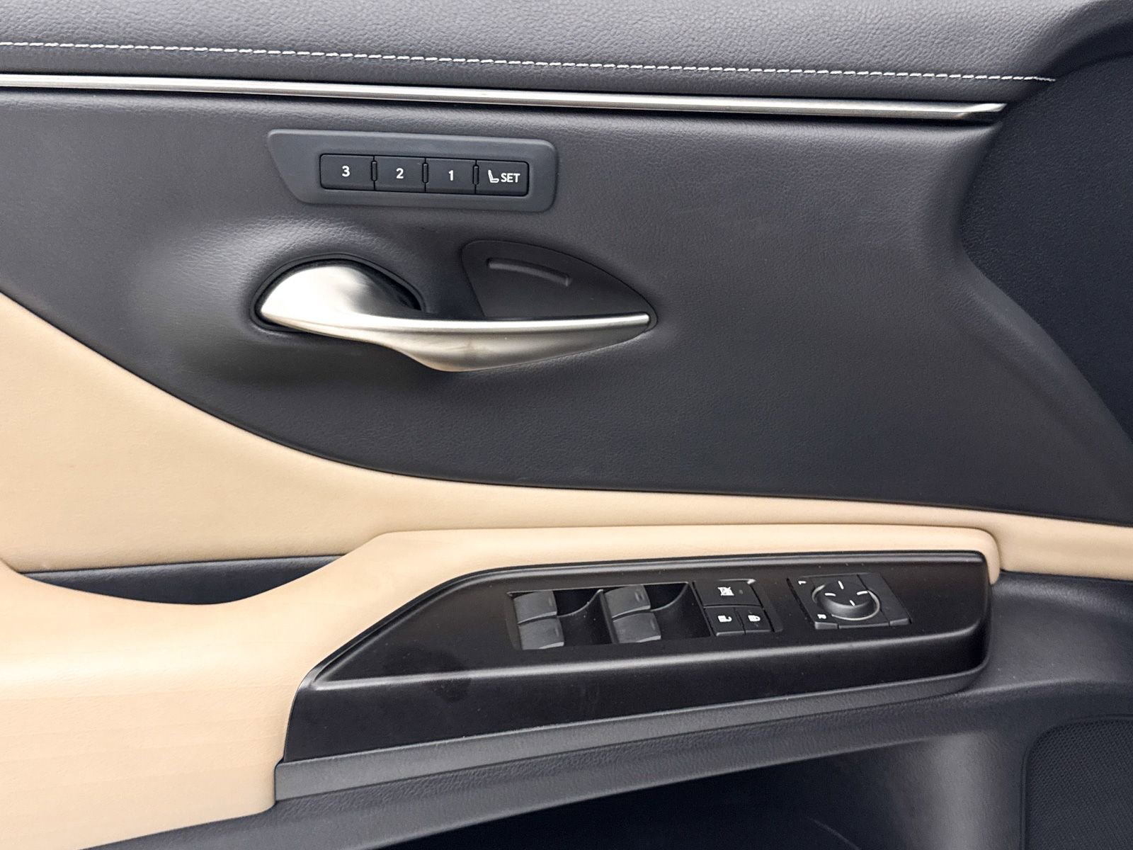Used 2019 Lexus ES 350 Luxury w/ Accessory Package FWD image 32
