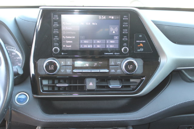 Used 2020 Toyota Highlander LE FWD image 15