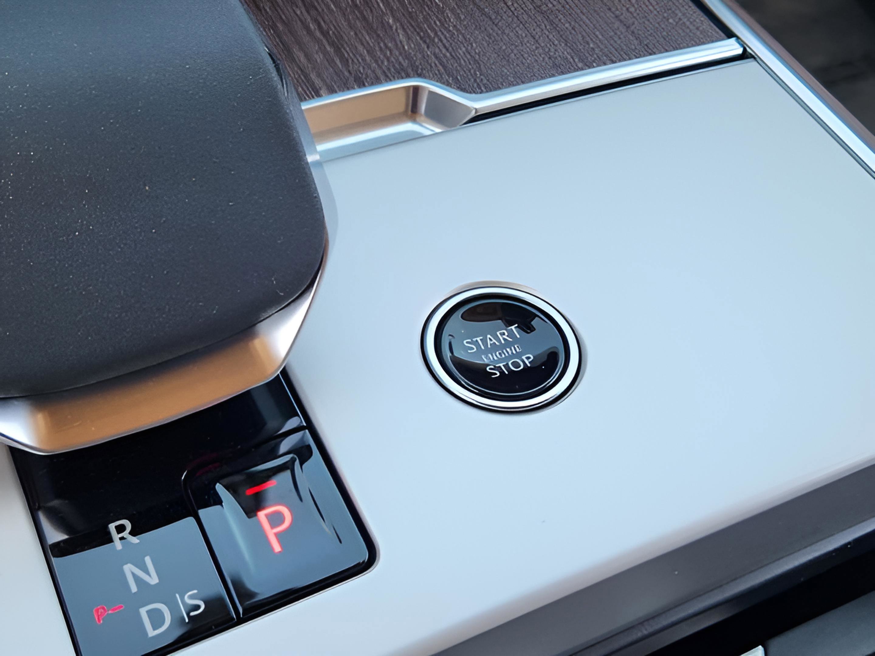 Certified 2025 Land Rover Range Rover SE image 16