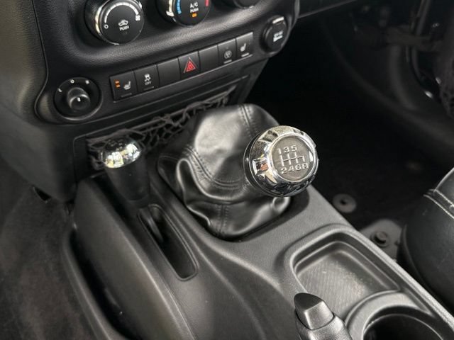 Used 2017 Jeep Wrangler Unlimited Sahara w/ Connectivity Group AWD/4WD image 23