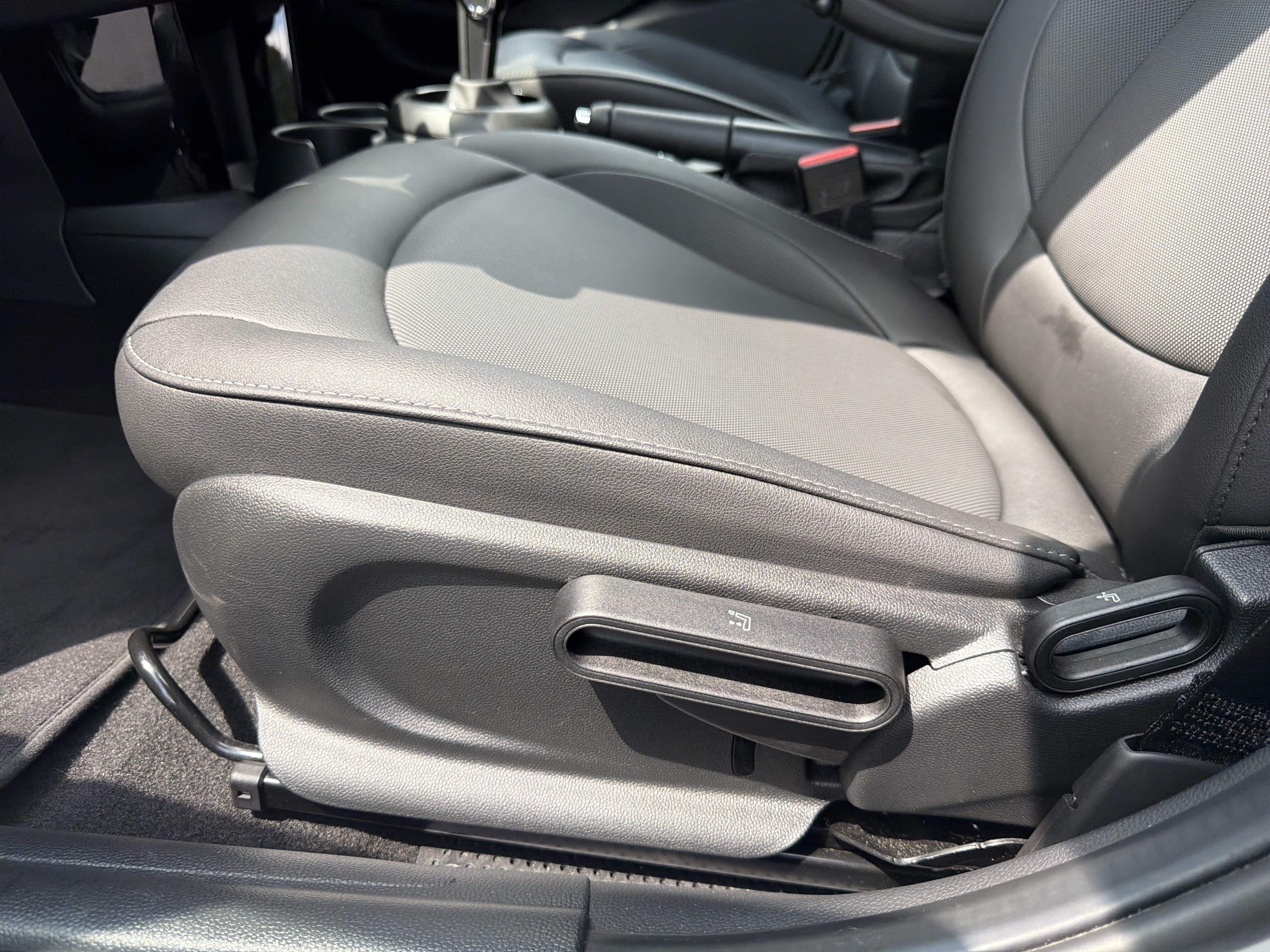 Used 2024 MINI Cooper 4-Door Hardtop FWD image 26