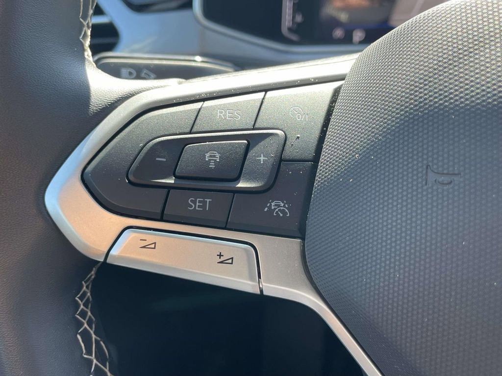 Used 2025 Volkswagen Taos SEL AWD/4WD image 20