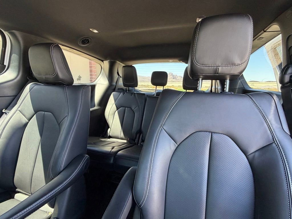 Used 2025 Chrysler Pacifica Select FWD image 9