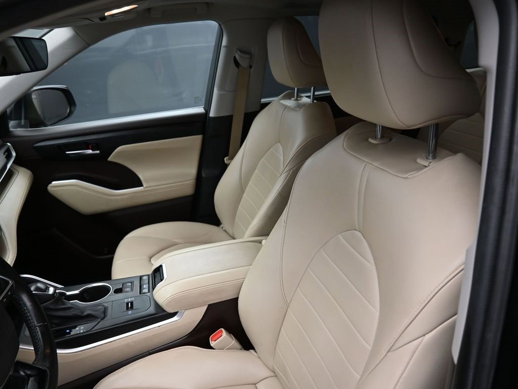 Certified 2021 Toyota Highlander XLE image 12