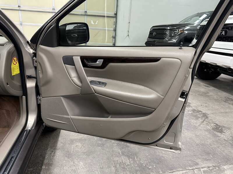 Used 2002 Volvo V70 Cross Country AWD/4WD image 38