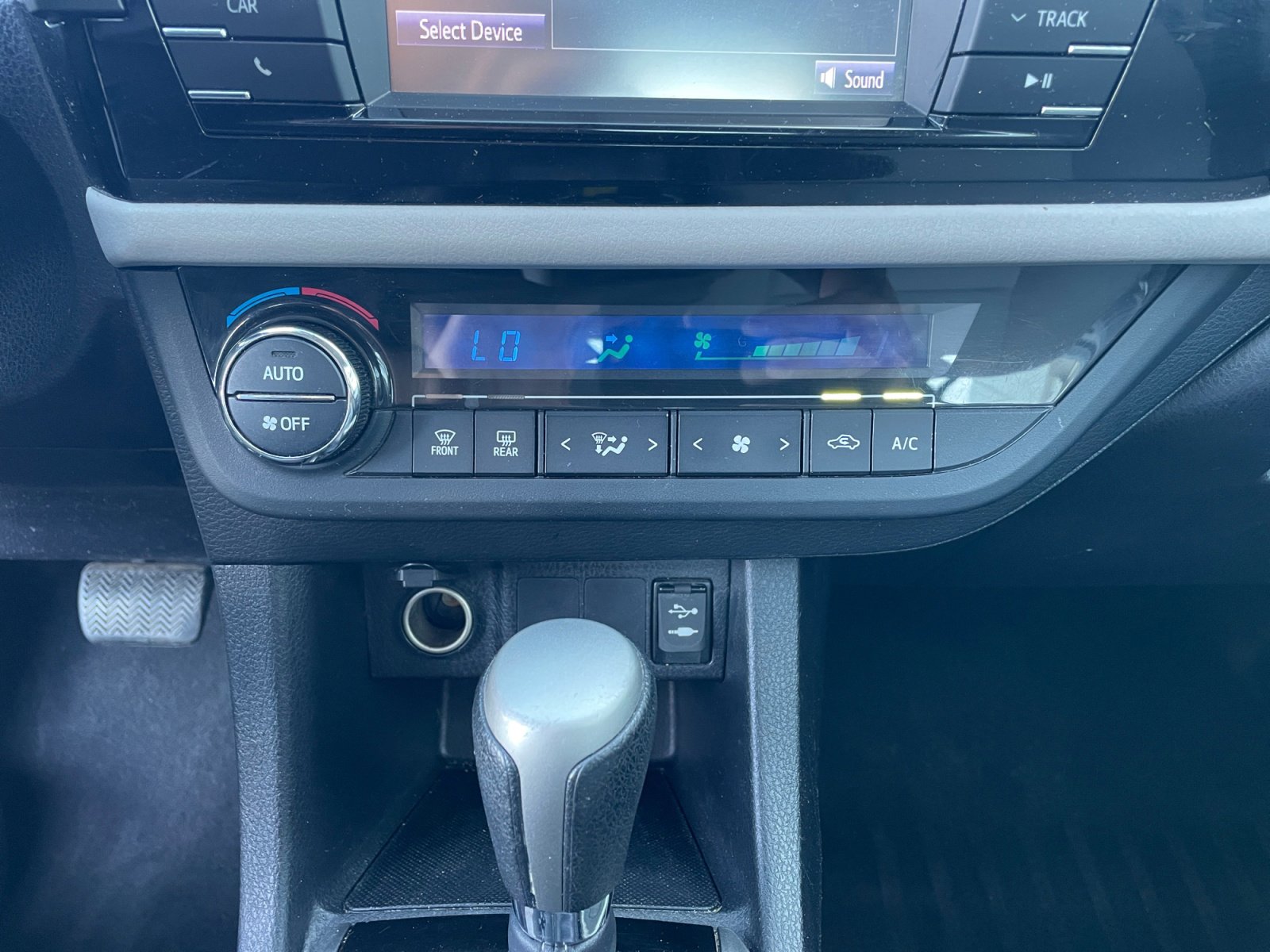 Used 2016 Toyota Corolla LE FWD image 11