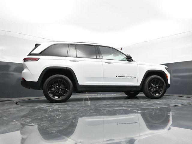 Used 2025 Jeep Grand Cherokee Altitude AWD/4WD image 54