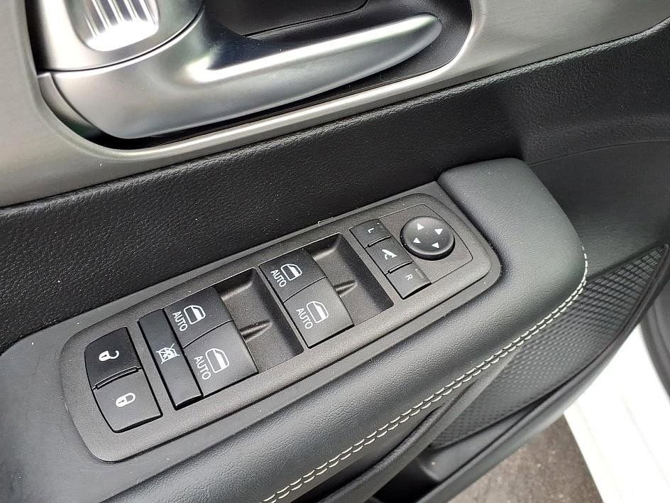 Used 2023 Chrysler Pacifica Limited w/ S Appearance Package image 13