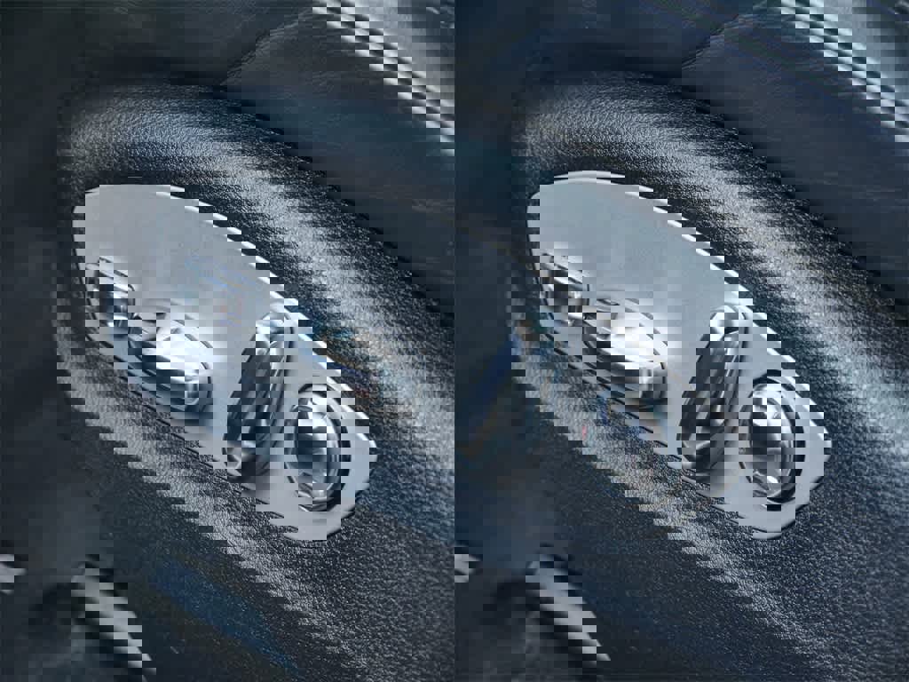 Used 2023 Porsche Macan Turbo image 12