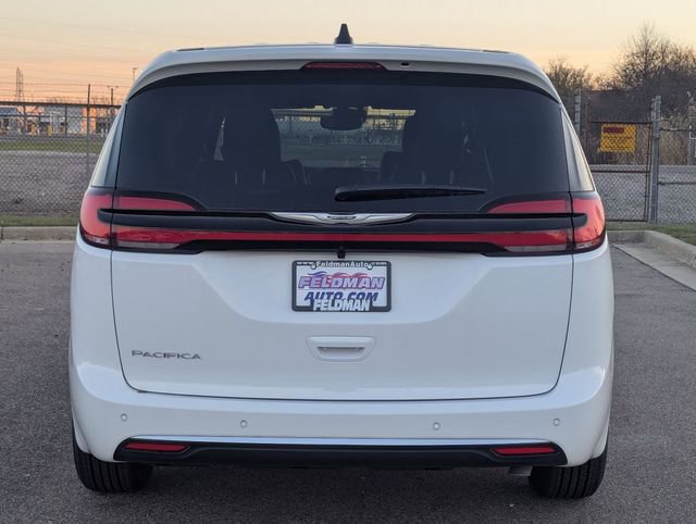New 2026 Chrysler Pacifica Select image 4