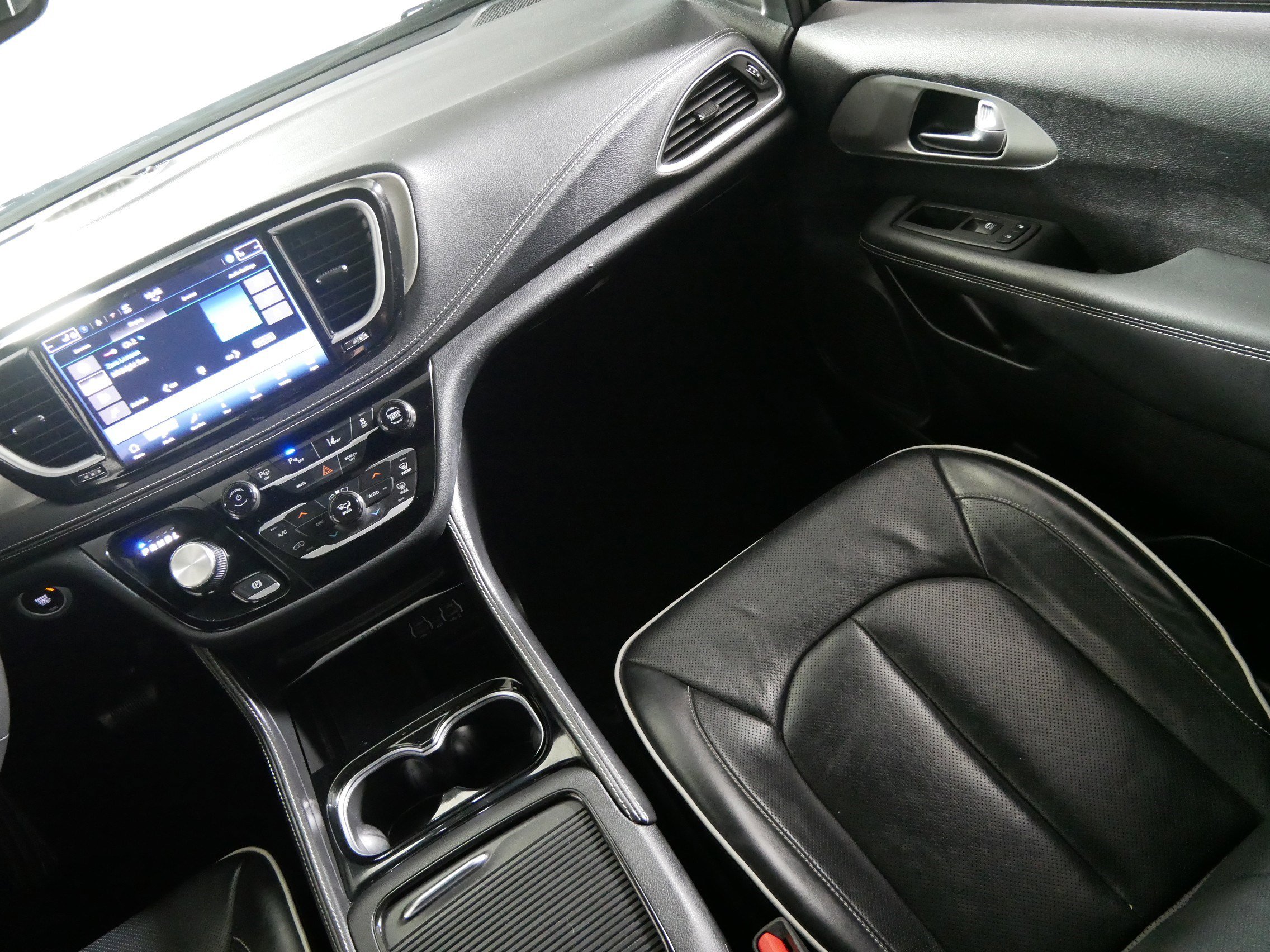 Used 2024 Chrysler Pacifica Premium FWD image 11