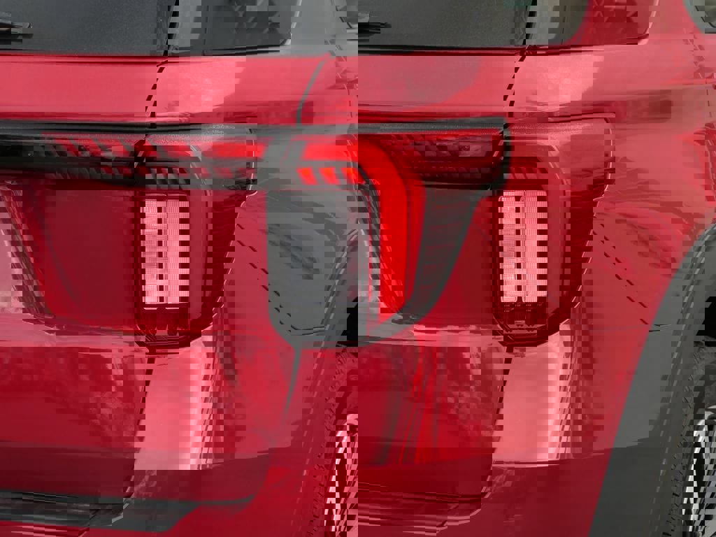 Used 2025 Ford Explorer ST-Line w/ Premium Package image 5