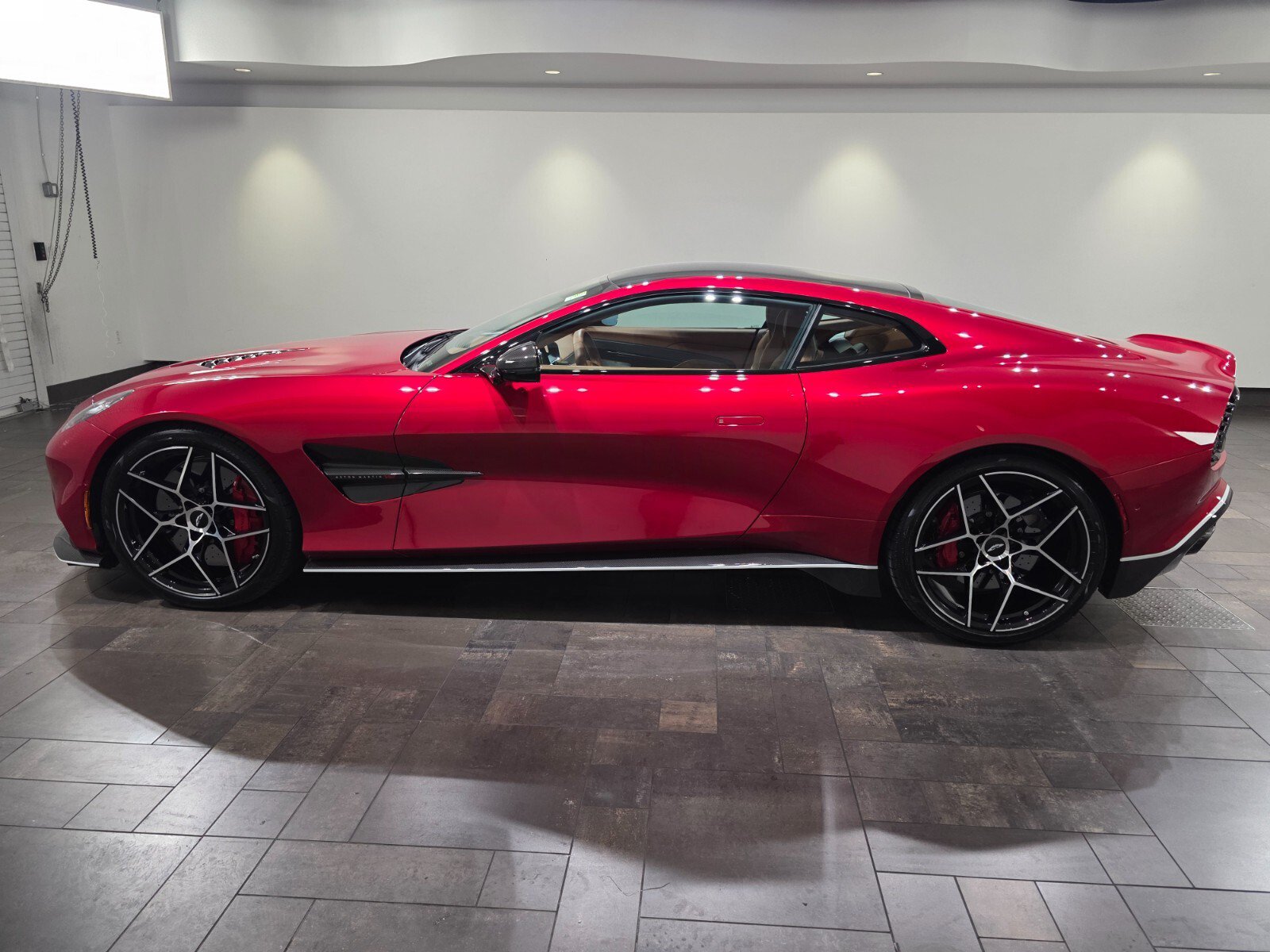 Used 2025 Aston Martin Vanquish RWD image 24