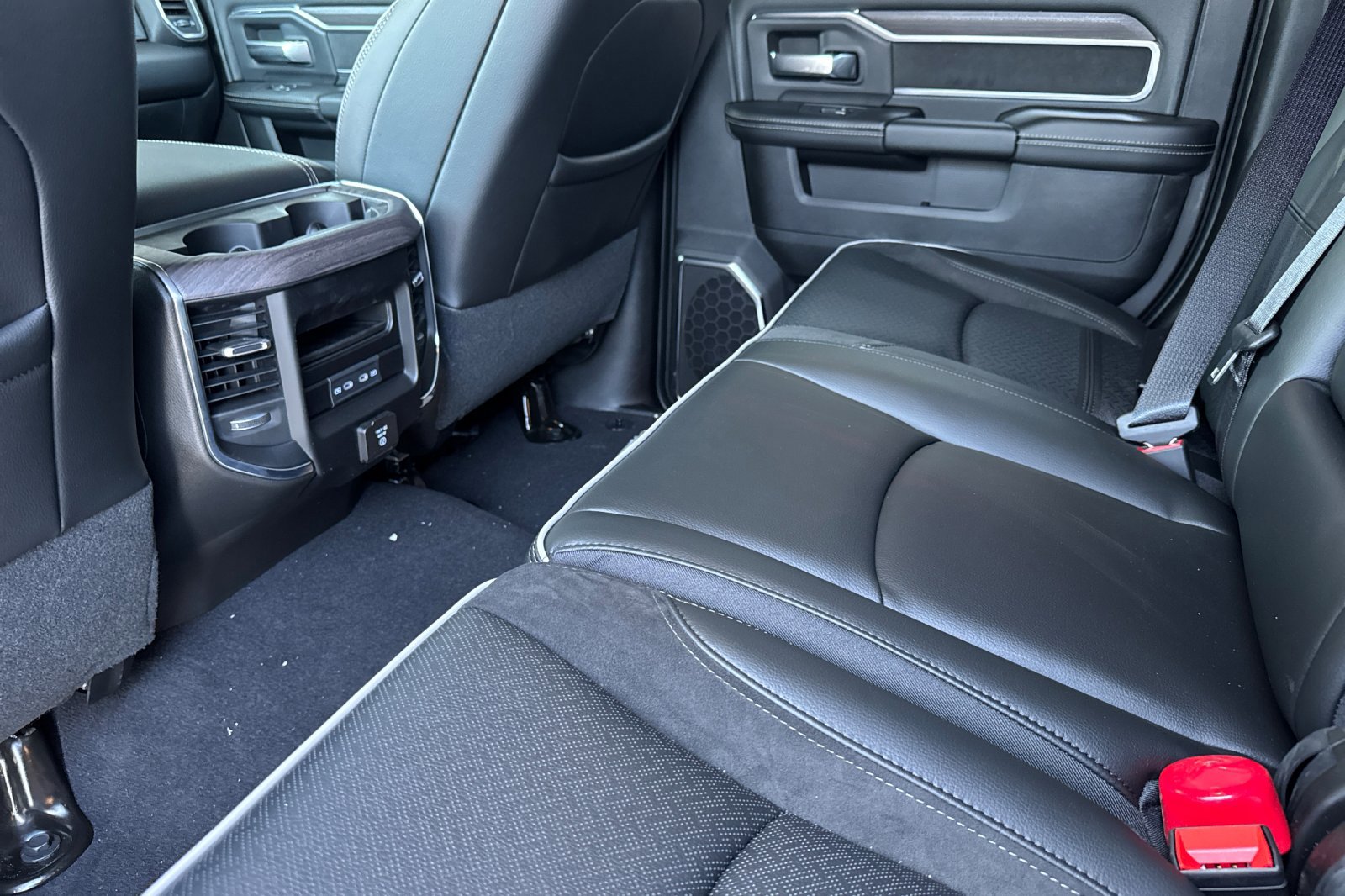 New 2026 RAM 2500 Laramie AWD/4WD image 11