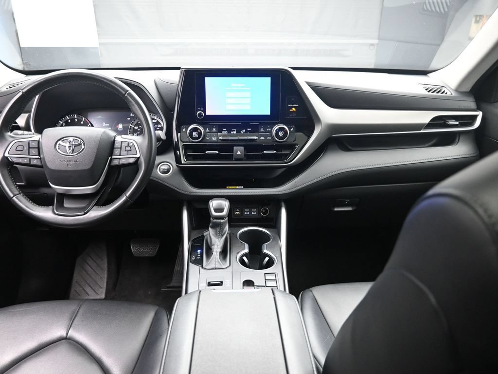 Used 2024 Toyota Highlander XLE FWD image 9