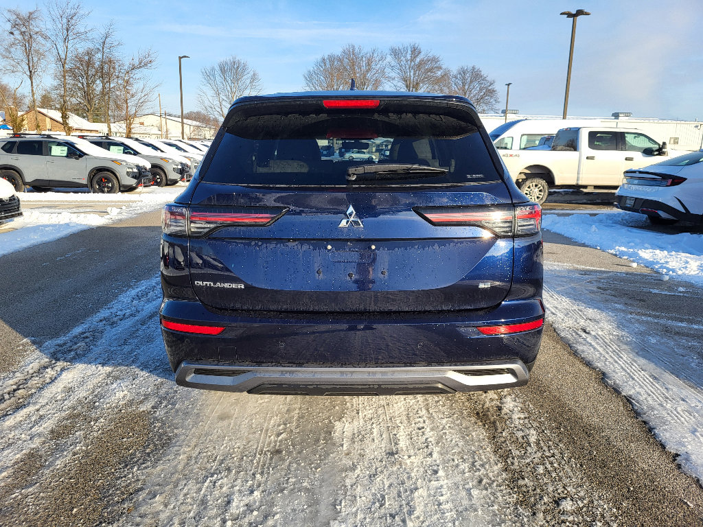 Used 2025 Mitsubishi Outlander SE image 12