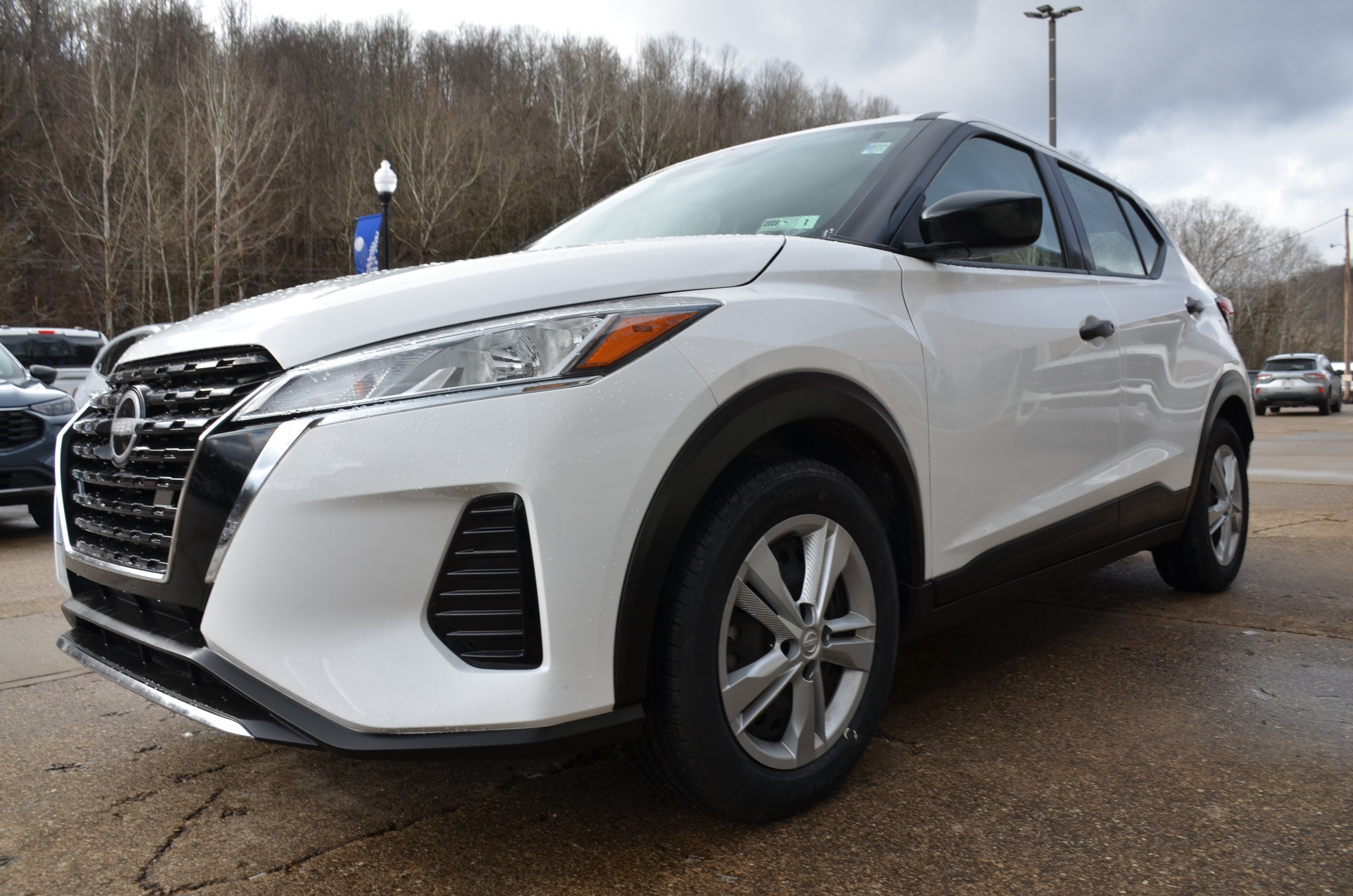 Used 2022 Nissan Kicks S FWD image 3