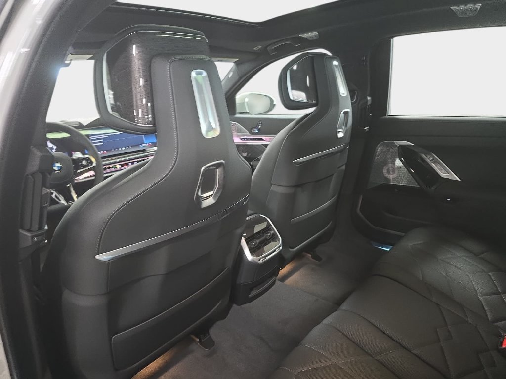 New 2026 BMW 760i xDrive w/ Luxury Rear Seating Package AWD/4WD image 8