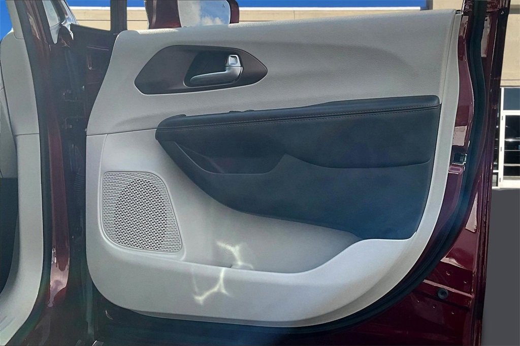 Used 2018 Chrysler Pacifica Touring-L image 26