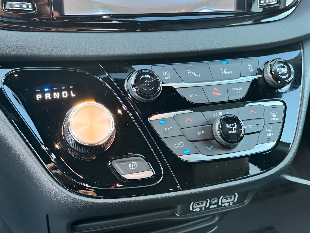 Used 2025 Chrysler Pacifica Select FWD image 19