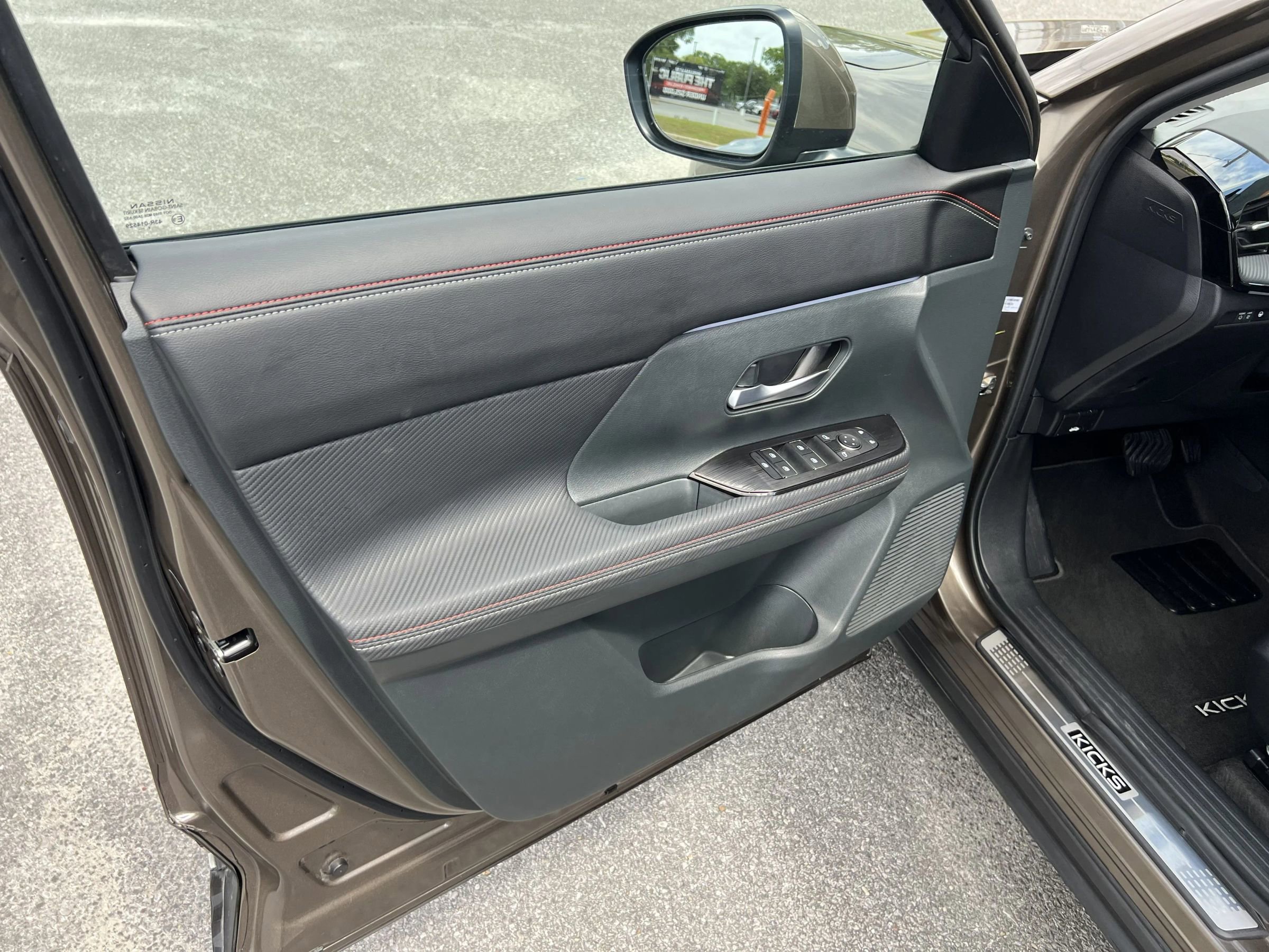 Used 2025 Nissan Kicks SR w/ Illumination Package image 18