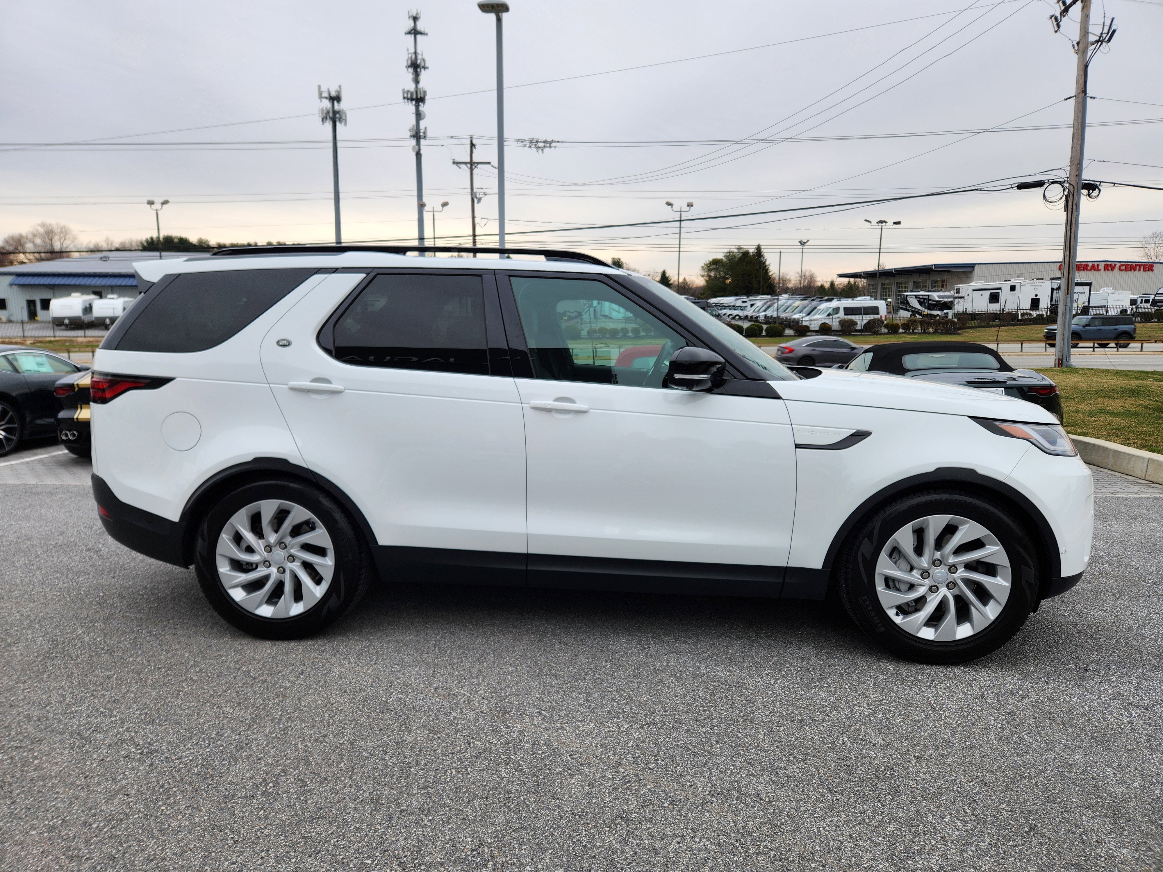 Used 2025 Land Rover Discovery S image 6