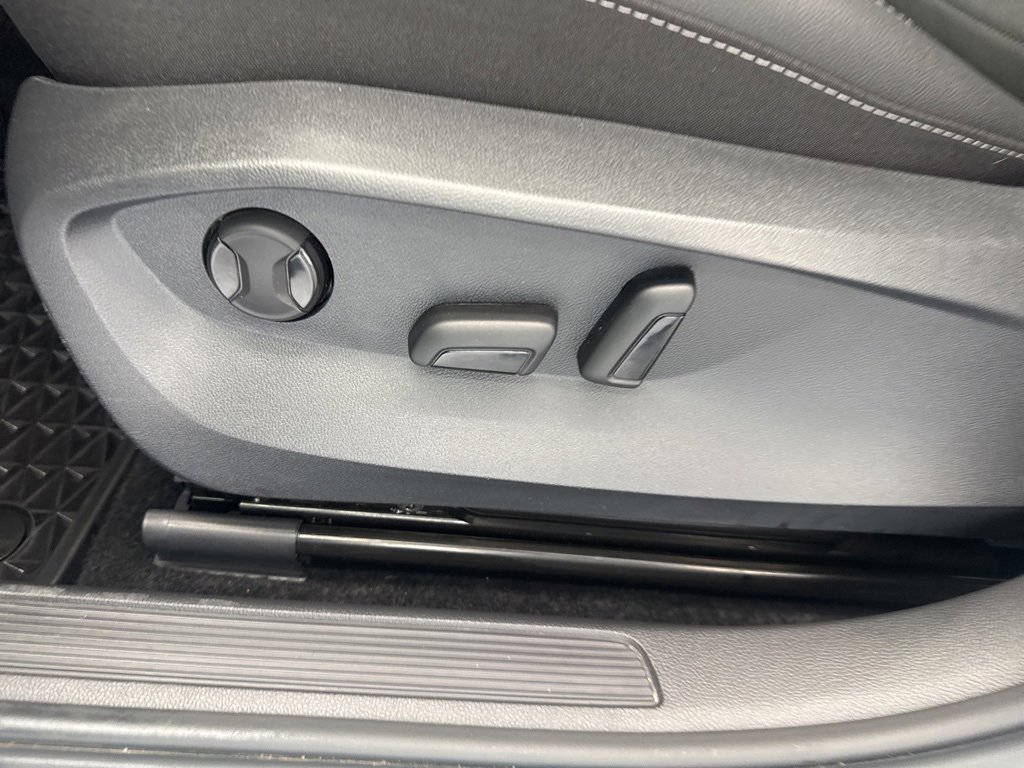 Certified 2025 Volkswagen Taos SE image 11