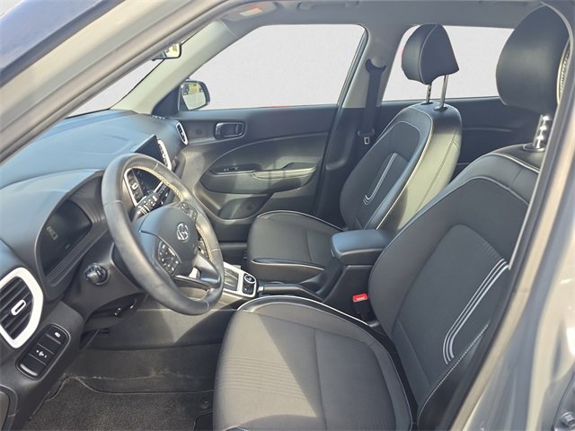 Used 2023 Hyundai Venue Limited image 9