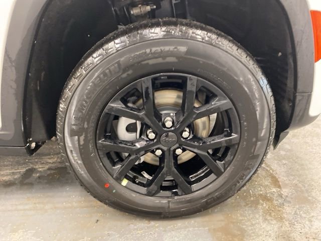 Used 2026 Jeep Grand Cherokee Laredo AWD/4WD image 34