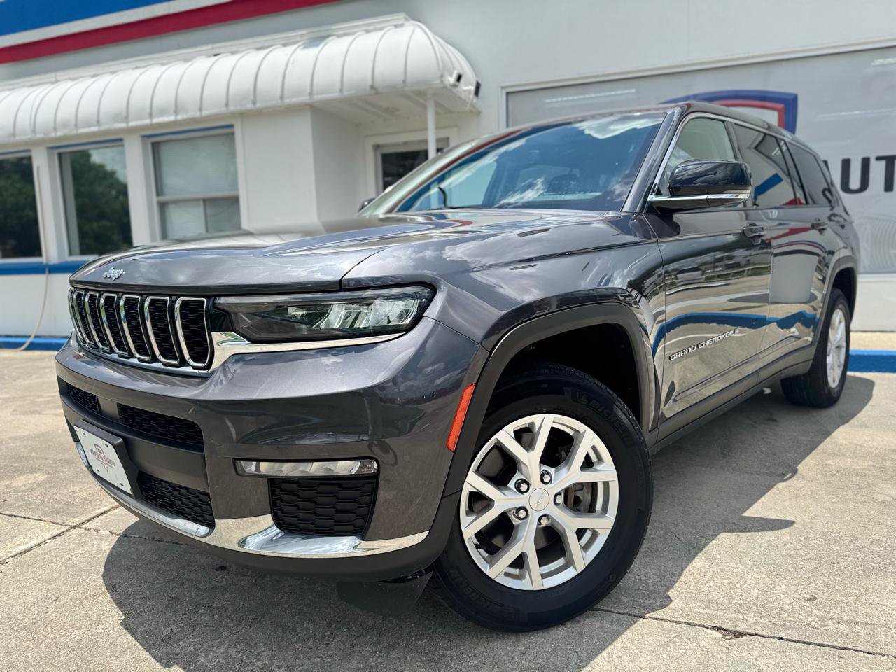 Used 2023 Jeep Grand Cherokee L Limited AWD/4WD image 3