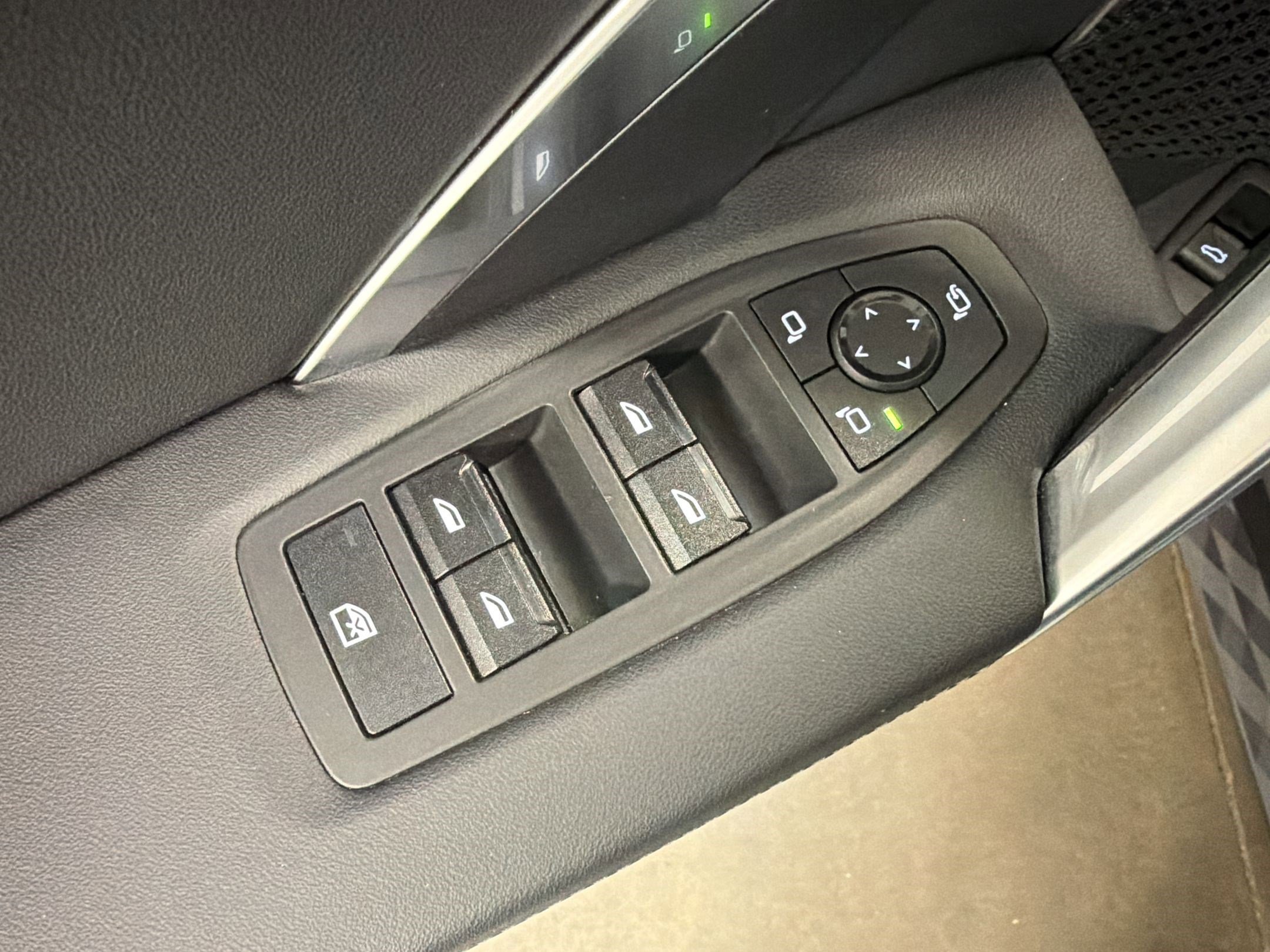 Certified 2025 BMW X2 xDrive28i image 21