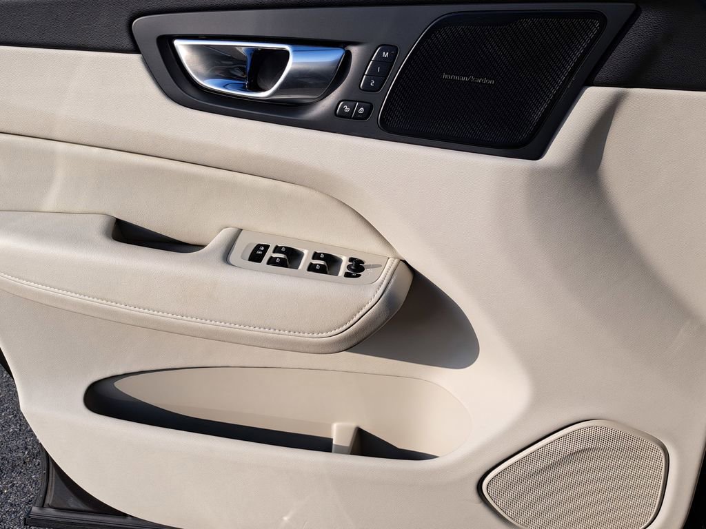 Used 2023 Volvo XC60 B5 Ultimate w/ Climate Package image 19