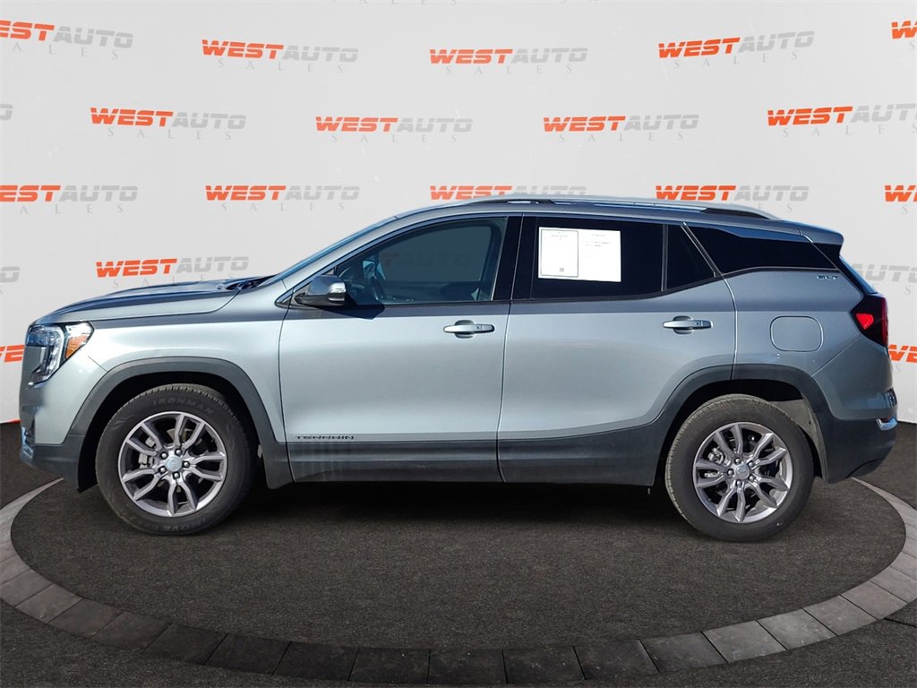 Used 2023 GMC Terrain SLT image 2
