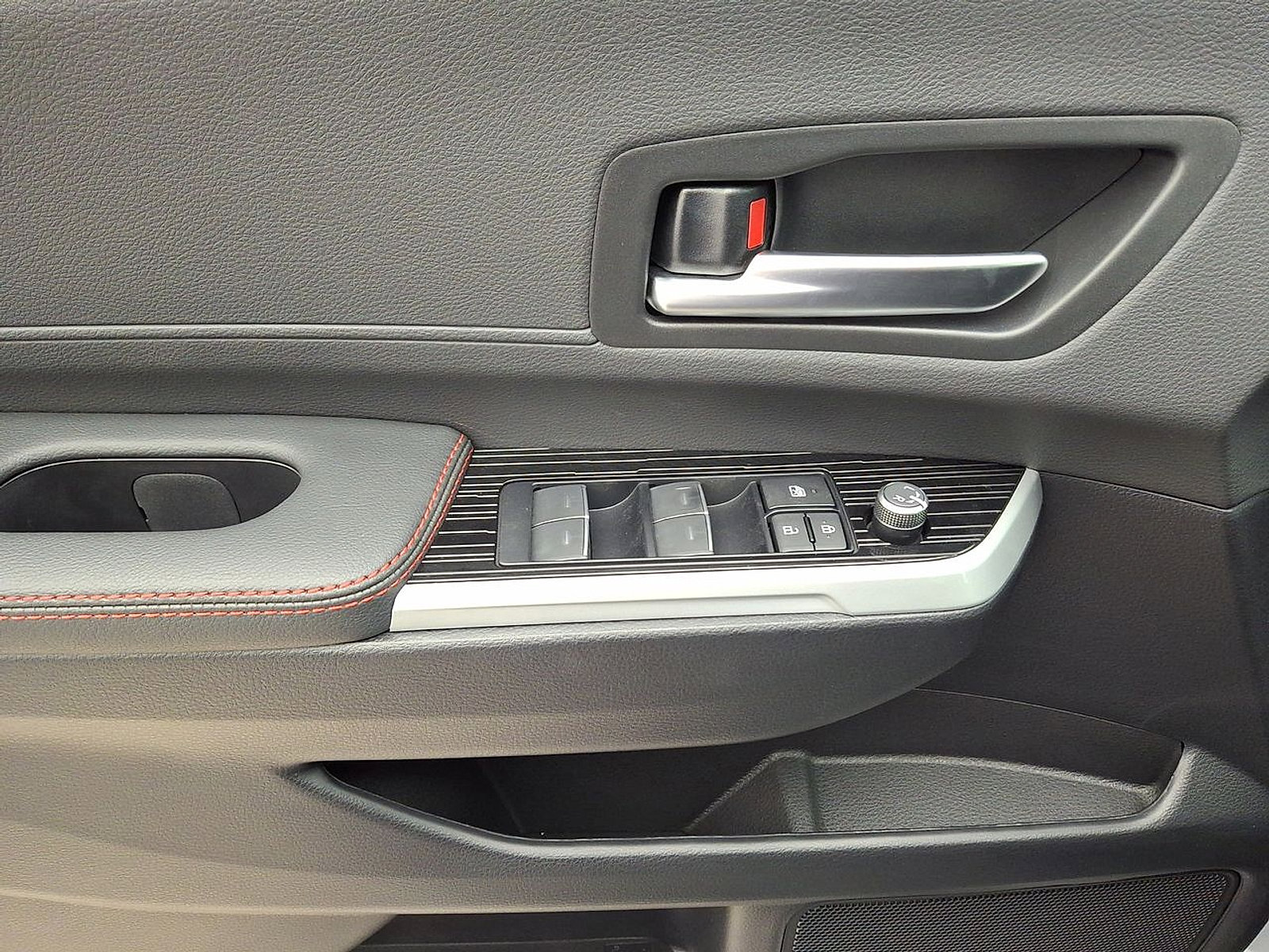 Used 2025 Toyota Sienna XSE w/ XSE Plus Package FWD image 10