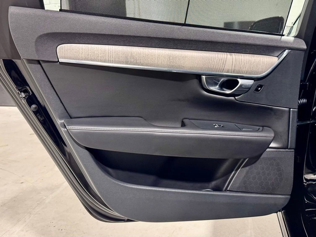 Used 2023 Volvo S90 B6 Plus image 24